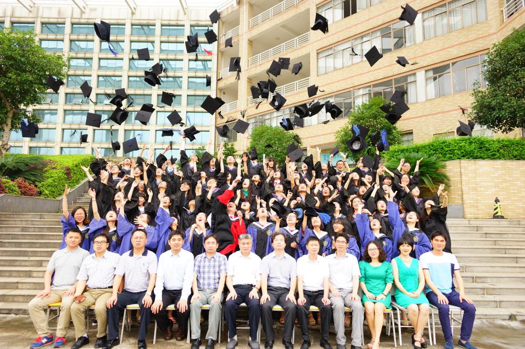 参加仪式的学生和部分院领导系室主任和教授委员会代表、教师代表合影